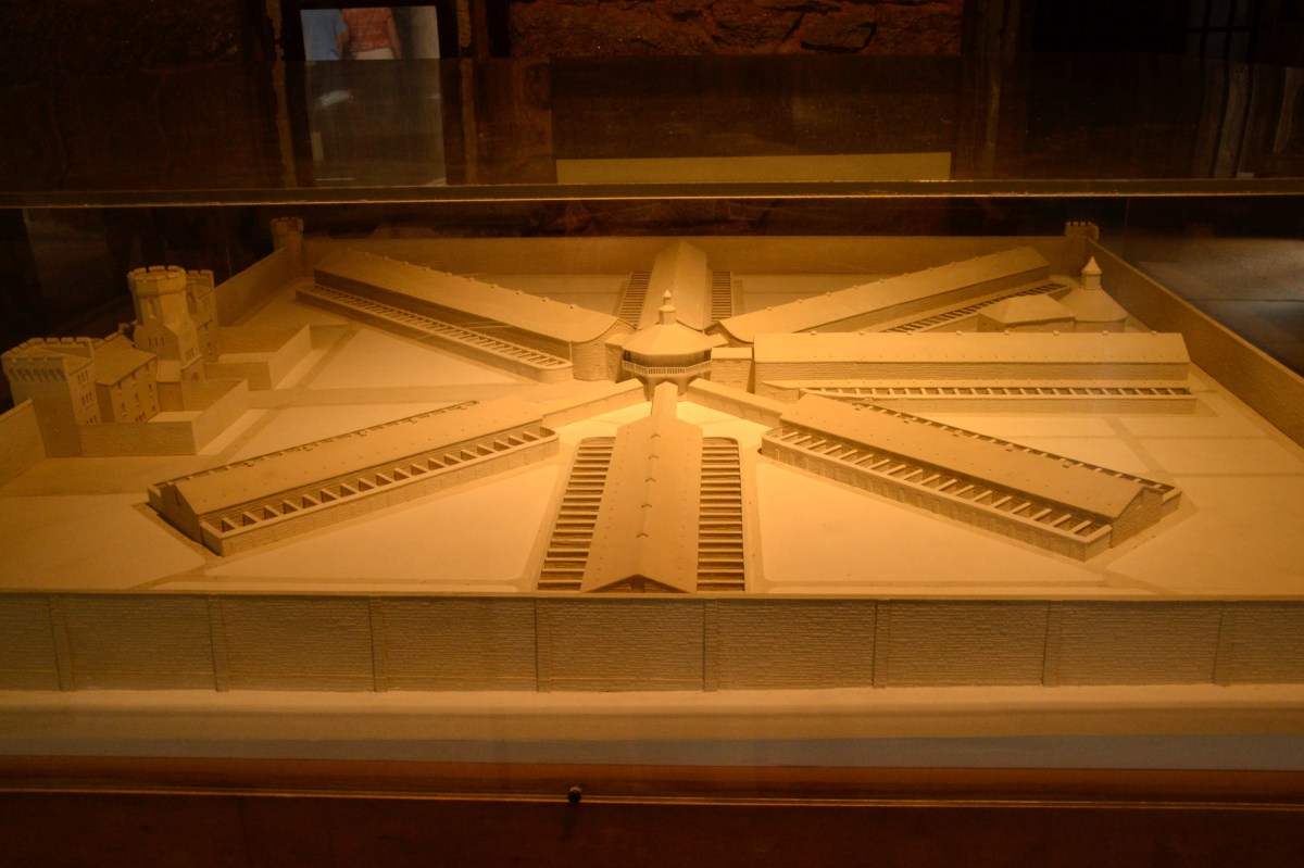 2-7 cellblocks spread like spokes of wheel