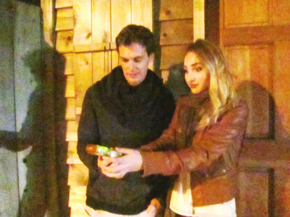 3-gost-hunters-with-emf-reader